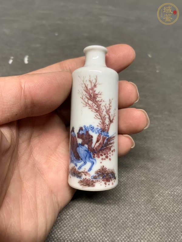 古玩陶瓷踏雪尋梅人物故事釉里紅鼻煙壺真品鑒賞圖