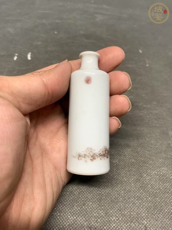 古玩陶瓷踏雪尋梅人物故事釉里紅鼻煙壺真品鑒賞圖