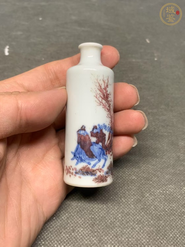 古玩陶瓷踏雪尋梅人物故事釉里紅鼻煙壺真品鑒賞圖
