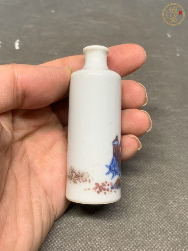 古玩陶瓷踏雪尋梅人物故事釉里紅鼻煙壺真品鑒賞圖