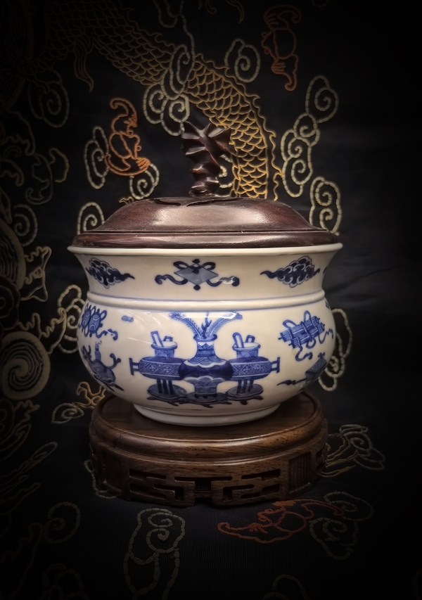 古玩陶瓷康熙青花博古紋羅漢爐拍賣，當(dāng)前價(jià)格38888元