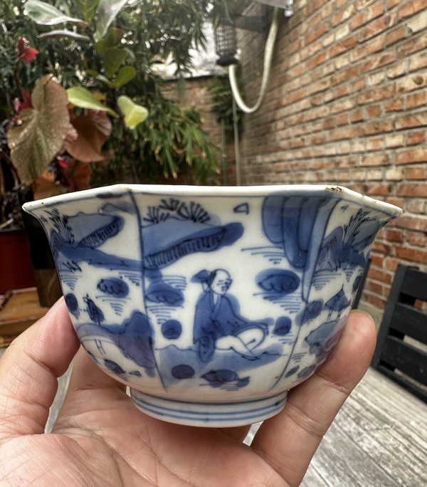 古玩轉(zhuǎn)賣康熙青花人物故事八方折沿碗拍賣，當(dāng)前價(jià)格2980元