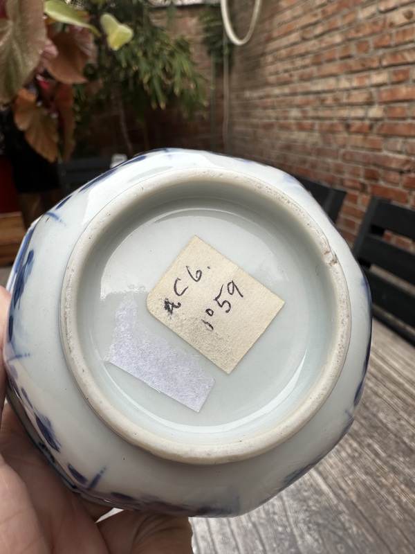 古玩陶瓷康熙青花人物故事八方折沿碗拍賣，當(dāng)前價(jià)格5777元