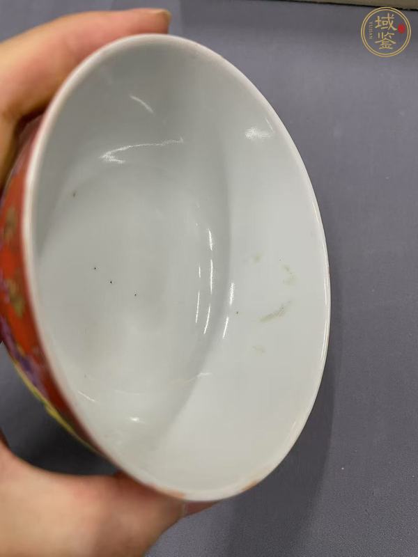 古玩陶瓷珊瑚紅釉黃地粉彩牡丹花卉紋碗真品鑒賞圖