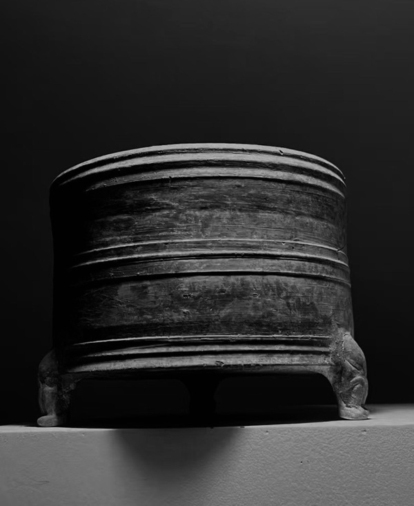 古玩轉(zhuǎn)賣(mài)漢代三鷹腿黑陶弦紋奩（鷹型足）拍賣(mài)，當(dāng)前價(jià)格0元