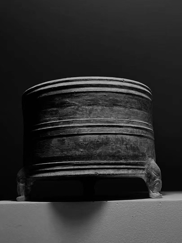 古玩陶瓷漢代三鷹腿黑陶弦紋奩（鷹型足）拍賣，當(dāng)前價(jià)格752元