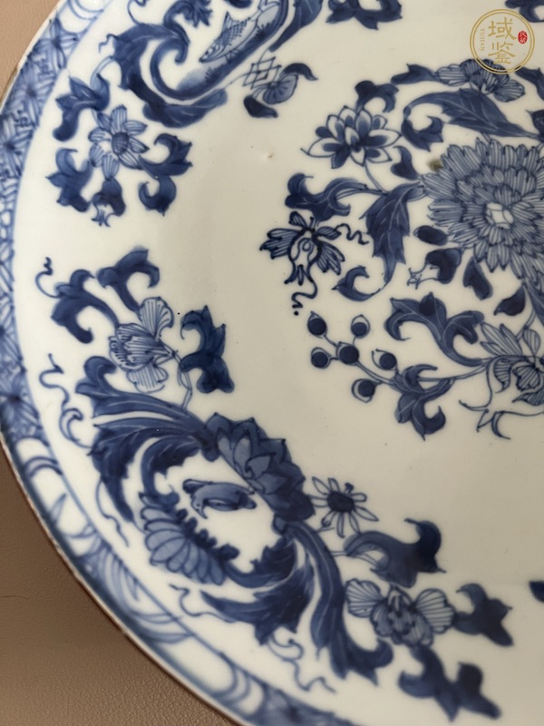 古玩陶瓷花卉紋青花盤真品鑒賞圖