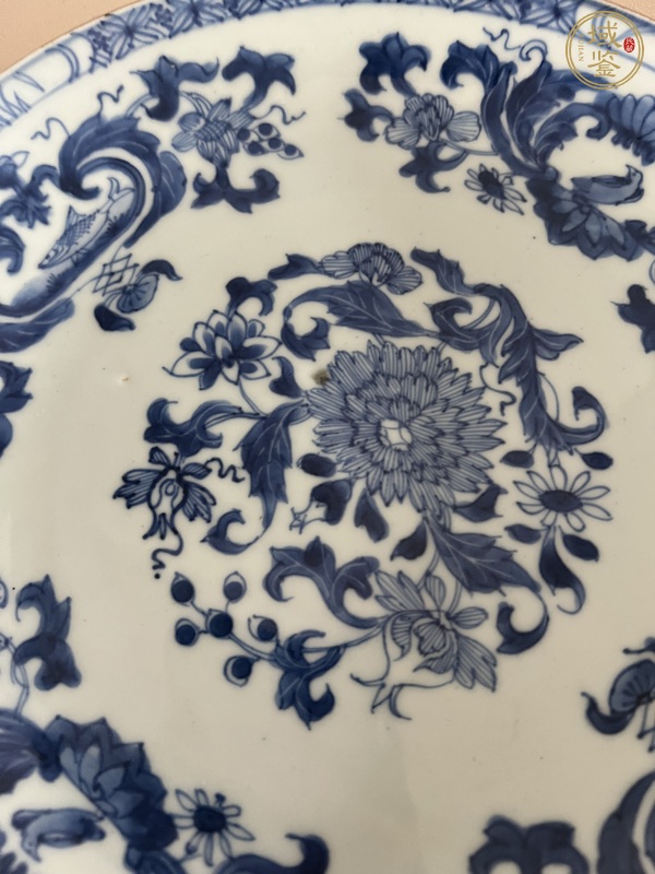 古玩陶瓷花卉紋青花盤真品鑒賞圖