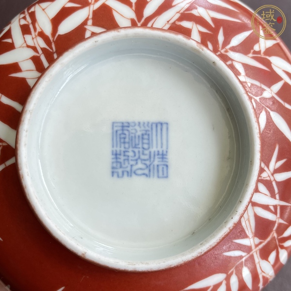 古玩陶瓷珊瑚紅留白竹紋碗真品鑒賞圖