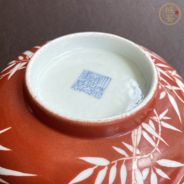 古玩陶瓷珊瑚紅留白竹紋碗真品鑒賞圖