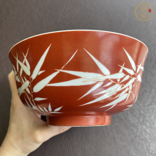 古玩陶瓷珊瑚紅留白竹紋碗真品鑒賞圖