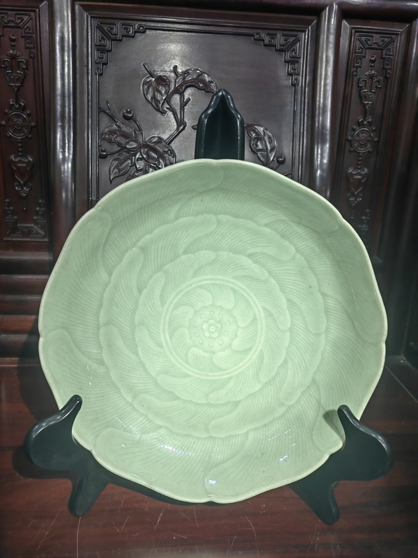 古玩轉(zhuǎn)賣雍正仿龍泉冬青釉花口深腹大盤拍賣，當(dāng)前價格1188元
