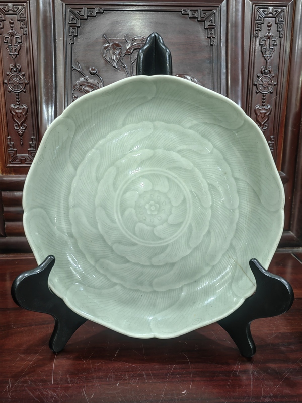 古玩陶瓷雍正仿龍泉冬青釉花口深腹大盤拍賣，當(dāng)前價(jià)格11000元