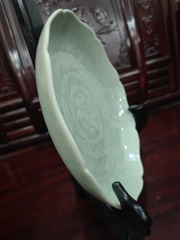 古玩陶瓷雍正仿龍泉冬青釉花口深腹大盤拍賣，當(dāng)前價(jià)格11000元
