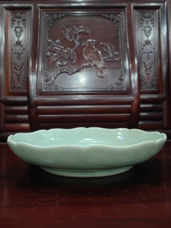 古玩陶瓷雍正仿龍泉冬青釉花口深腹大盤拍賣，當(dāng)前價(jià)格11000元