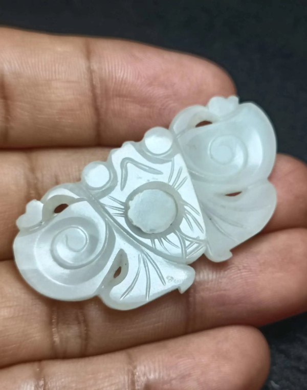 古玩轉(zhuǎn)賣清代一級白和田籽料玉雕“蝴蝶帶扣”拍賣，當前價格2800元