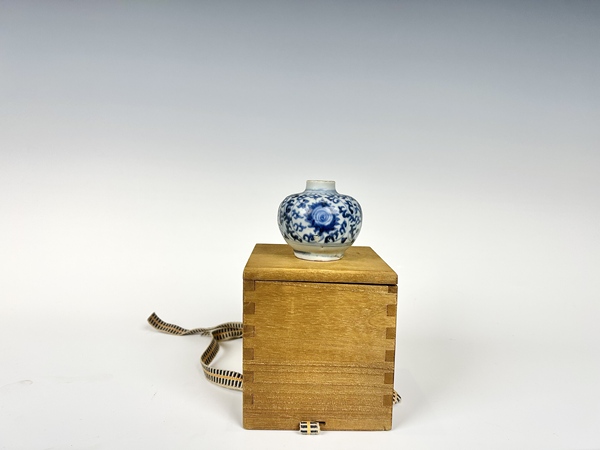 古玩陶瓷明中·青花纏枝摩尼寶紋水盂拍賣，當(dāng)前價(jià)格576元