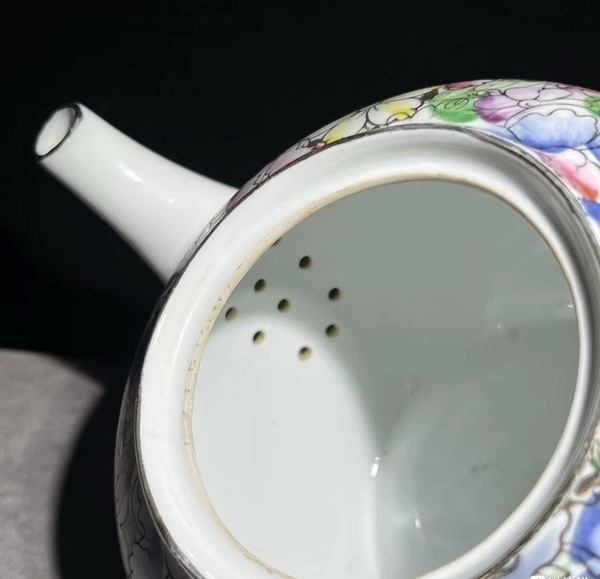 古玩陶瓷粉彩百花茶壺拍賣,當(dāng)前價(jià)格3600元
