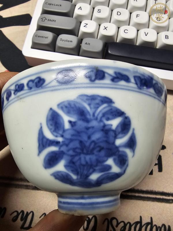 古玩陶瓷青花花卉壽桃紋杯真品鑒賞圖