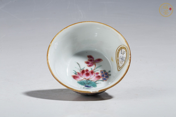 古玩清雍正·紫金釉開窗粉彩花卉紋杯真品鑒賞圖