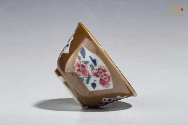 古玩陶瓷清雍正·紫金釉開窗粉彩花卉紋杯真品鑒賞圖