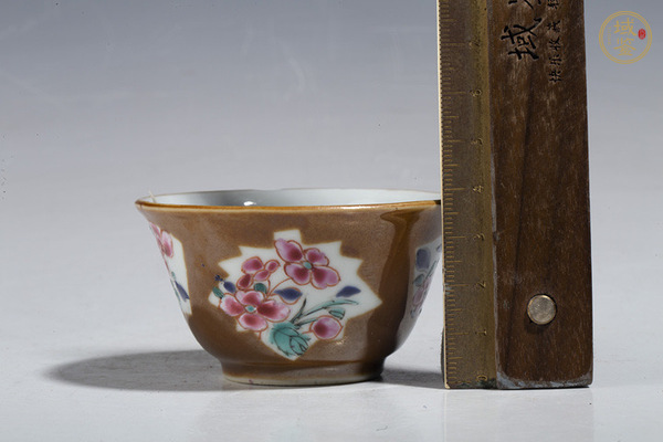古玩陶瓷清雍正·紫金釉開窗粉彩花卉紋杯真品鑒賞圖