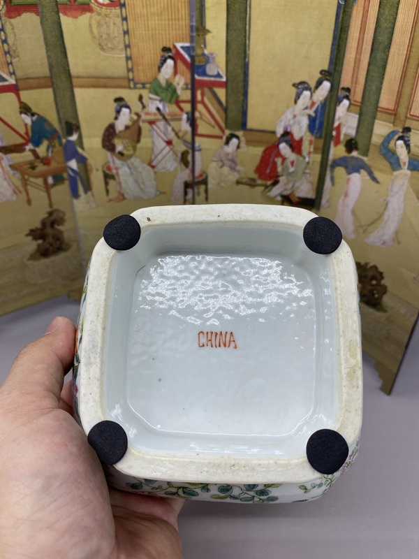 古玩陶瓷晚清民國(guó)時(shí)期 粉彩細(xì)路外九秋飛黃騰達(dá)·內(nèi)博古暗八仙紋四方倭角貢碗拍賣，當(dāng)前價(jià)格5000元