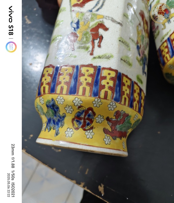 古玩哥釉地加彩刀馬人瓶真品鑒賞圖