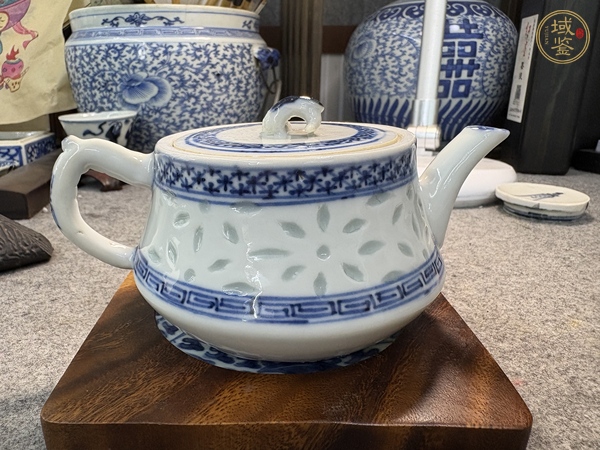 古玩陶瓷晚清青花玲瓏瓷茶壺真品鑒賞圖
