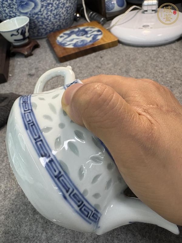 古玩陶瓷晚清青花玲瓏瓷茶壺真品鑒賞圖