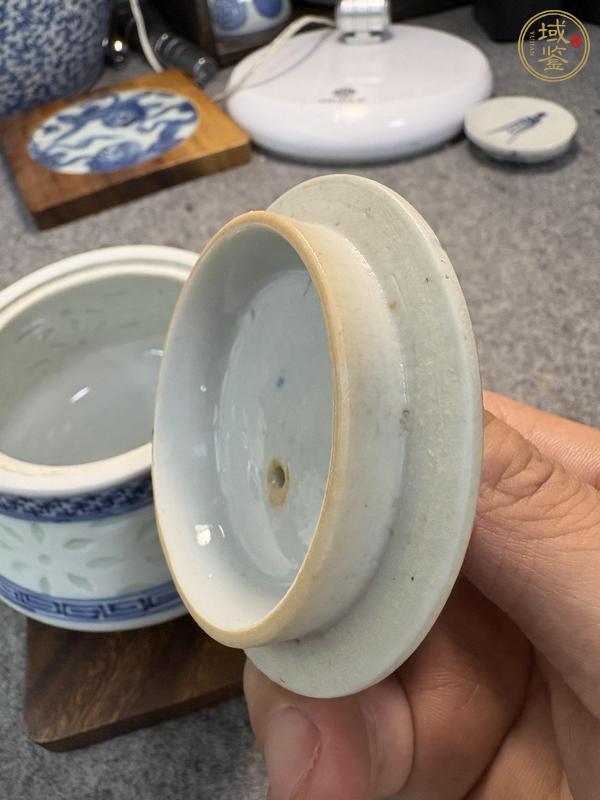 古玩陶瓷晚清青花玲瓏瓷茶壺真品鑒賞圖