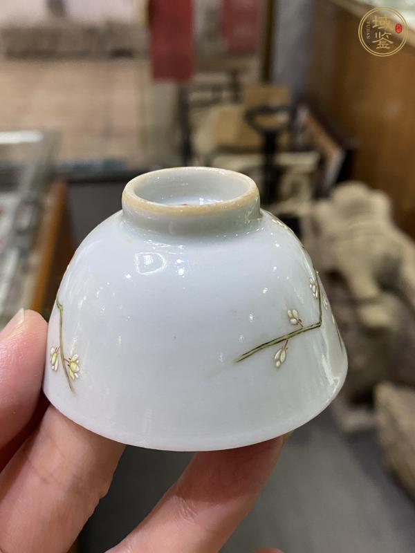 古玩陶瓷梅紋粉彩杯真品鑒賞圖