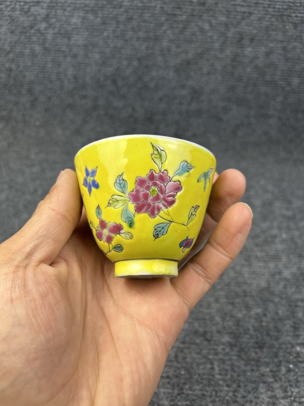 古玩陶瓷內(nèi)松石綠釉外黃地粉彩花卉紋杯拍賣，當前價格228元