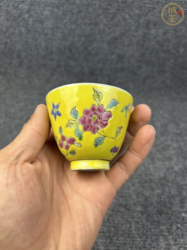 古玩陶瓷內(nèi)松石綠釉外黃地粉彩花卉紋杯真品鑒賞圖