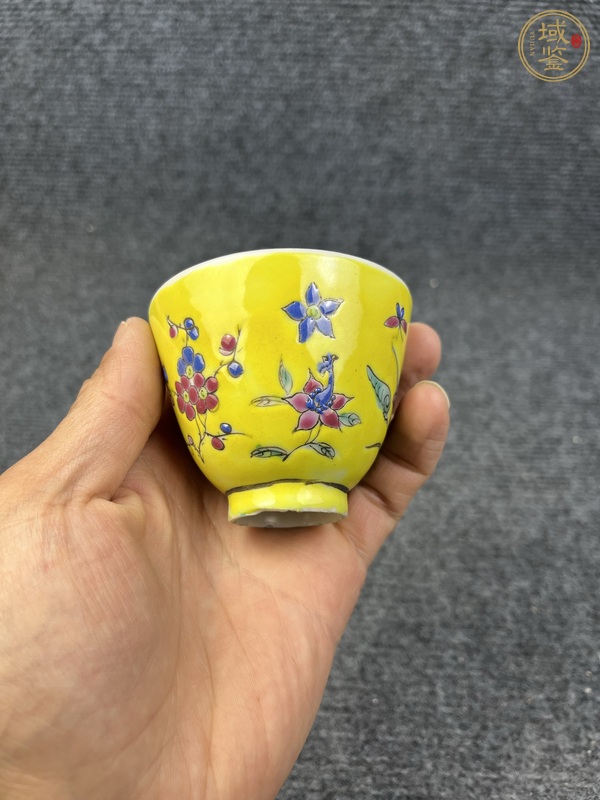 古玩陶瓷內(nèi)松石綠釉外黃地粉彩花卉紋杯真品鑒賞圖