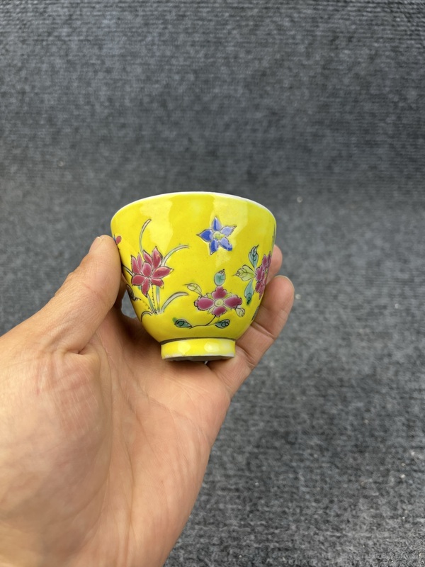 古玩陶瓷內(nèi)松石綠釉外黃地粉彩花卉紋杯拍賣，當前價格228元