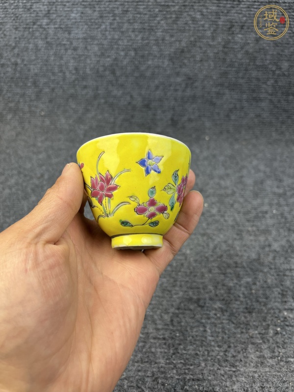 古玩陶瓷內(nèi)松石綠釉外黃地粉彩花卉紋杯真品鑒賞圖