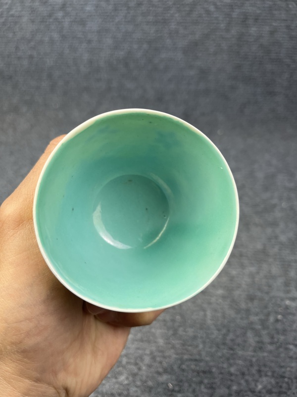 古玩陶瓷內(nèi)松石綠釉外黃地粉彩花卉紋杯拍賣，當前價格228元