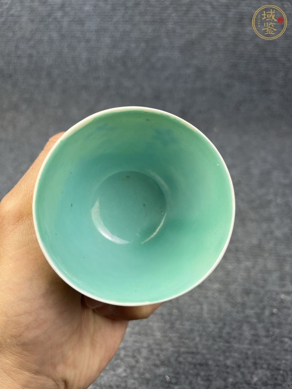 古玩陶瓷內(nèi)松石綠釉外黃地粉彩花卉紋杯真品鑒賞圖
