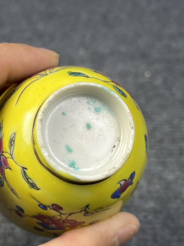 古玩陶瓷內(nèi)松石綠釉外黃地粉彩花卉紋杯拍賣，當前價格228元