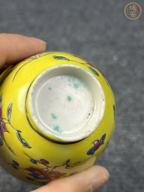 古玩陶瓷內(nèi)松石綠釉外黃地粉彩花卉紋杯真品鑒賞圖