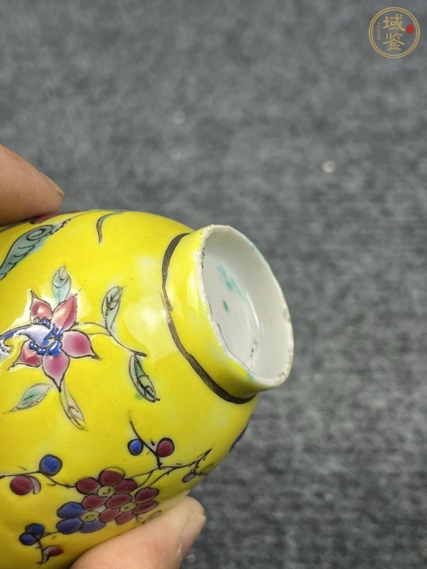 古玩陶瓷內(nèi)松石綠釉外黃地粉彩花卉紋杯真品鑒賞圖
