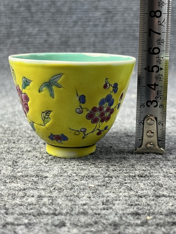 古玩陶瓷內(nèi)松石綠釉外黃地粉彩花卉紋杯拍賣，當前價格228元