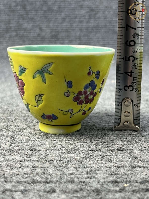 古玩陶瓷內(nèi)松石綠釉外黃地粉彩花卉紋杯真品鑒賞圖