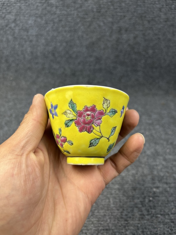 古玩轉(zhuǎn)賣內(nèi)松石綠釉外黃地粉彩花卉紋杯拍賣，當(dāng)前價格480元