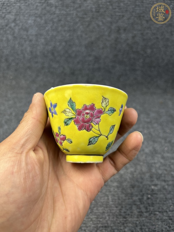 古玩陶瓷內(nèi)松石綠釉外黃地粉彩花卉紋杯真品鑒賞圖