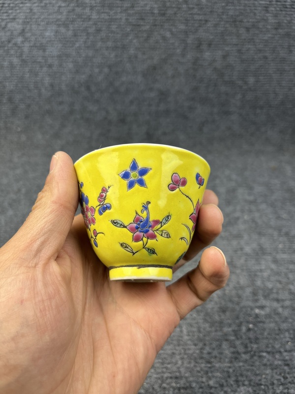 古玩陶瓷內(nèi)松石綠釉外黃地粉彩花卉紋杯拍賣，當前價格238元