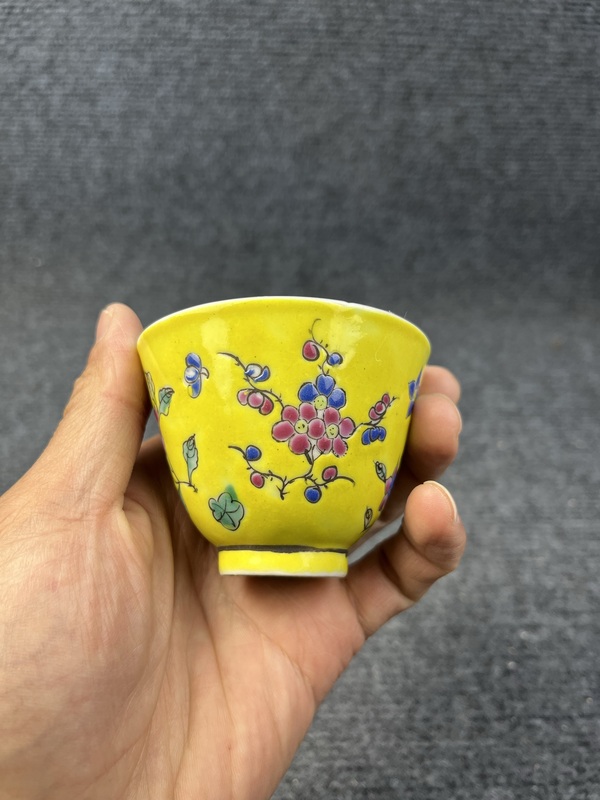 古玩陶瓷內(nèi)松石綠釉外黃地粉彩花卉紋杯拍賣，當前價格238元