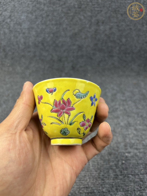 古玩陶瓷內(nèi)松石綠釉外黃地粉彩花卉紋杯真品鑒賞圖