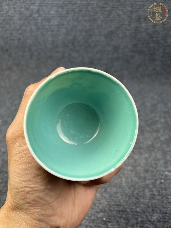 古玩陶瓷內(nèi)松石綠釉外黃地粉彩花卉紋杯真品鑒賞圖